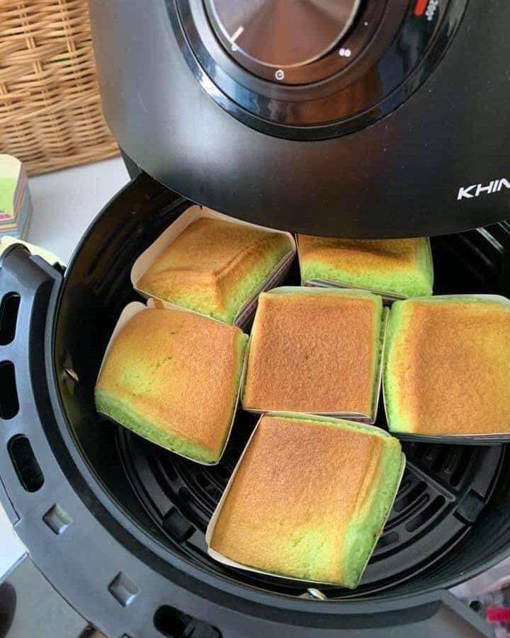 DailyMakan's tweet photo. Pandan muffin. Resepi mudah, lembut &amp; gebu 😋

Bahan-bahan:

(untuk 15 biji)

Bahan A: 
•  1 1/2 cawan susu segar
• 1 cawan mentega cair
• 3/4 cawan gula
• 1 telur
• 1/4 sudu teh pewarna pandan

Bahan B:
• 2 cawan tepung gandum
• 1 sudu teh serbuk penaik https://t.co/sah69pCKZ9