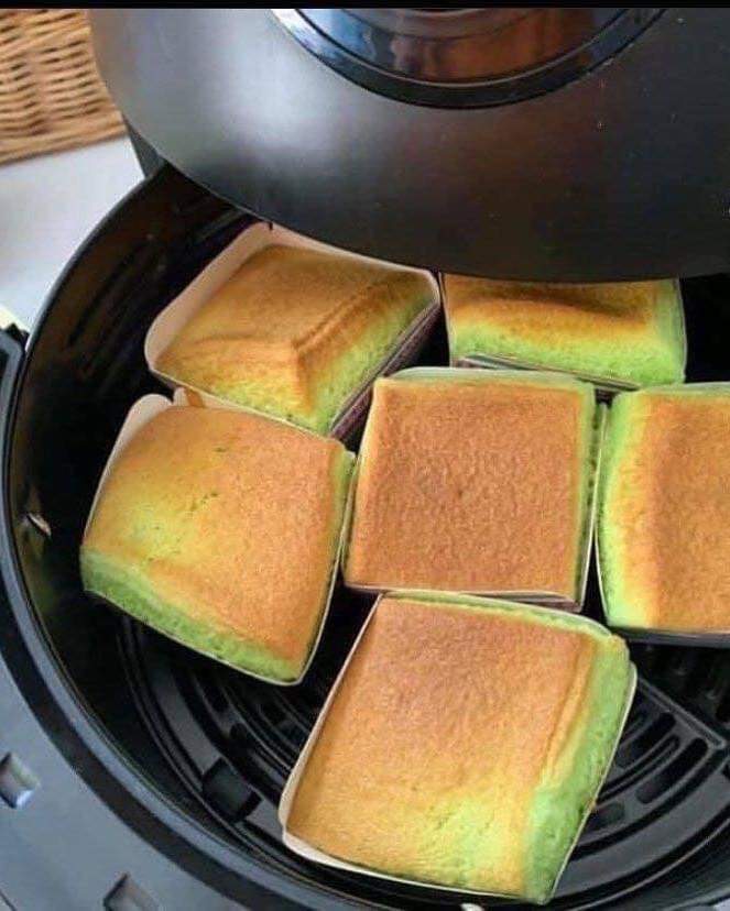 DailyMakan's tweet photo. Pandan muffin. Resepi mudah, lembut &amp; gebu 😋

Bahan-bahan:

(untuk 15 biji)

Bahan A: 
•  1 1/2 cawan susu segar
• 1 cawan mentega cair
• 3/4 cawan gula
• 1 telur
• 1/4 sudu teh pewarna pandan

Bahan B:
• 2 cawan tepung gandum
• 1 sudu teh serbuk penaik https://t.co/sah69pCKZ9