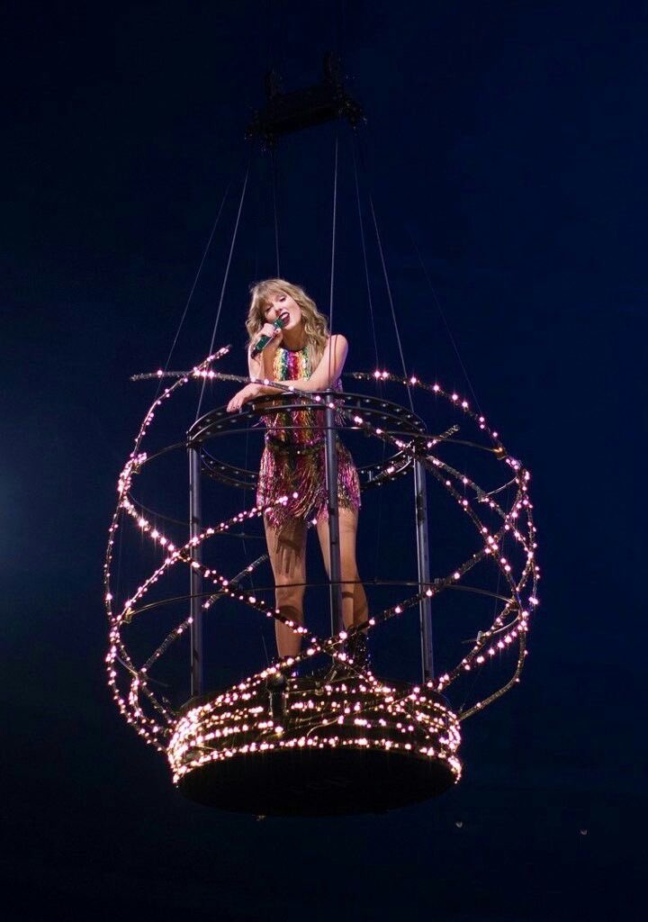 mytears89s's tweet photo. hoy cumple 32 mi persona favorita en todo el mundo, @taylorswift13 te amo un montón que no me alcanzan las palabras💘 gracias por estar siempre pensando en nosotros <3 sos inmensa y tenes un talento maravilloso🥺 https://t.co/I8AM3BDkK2