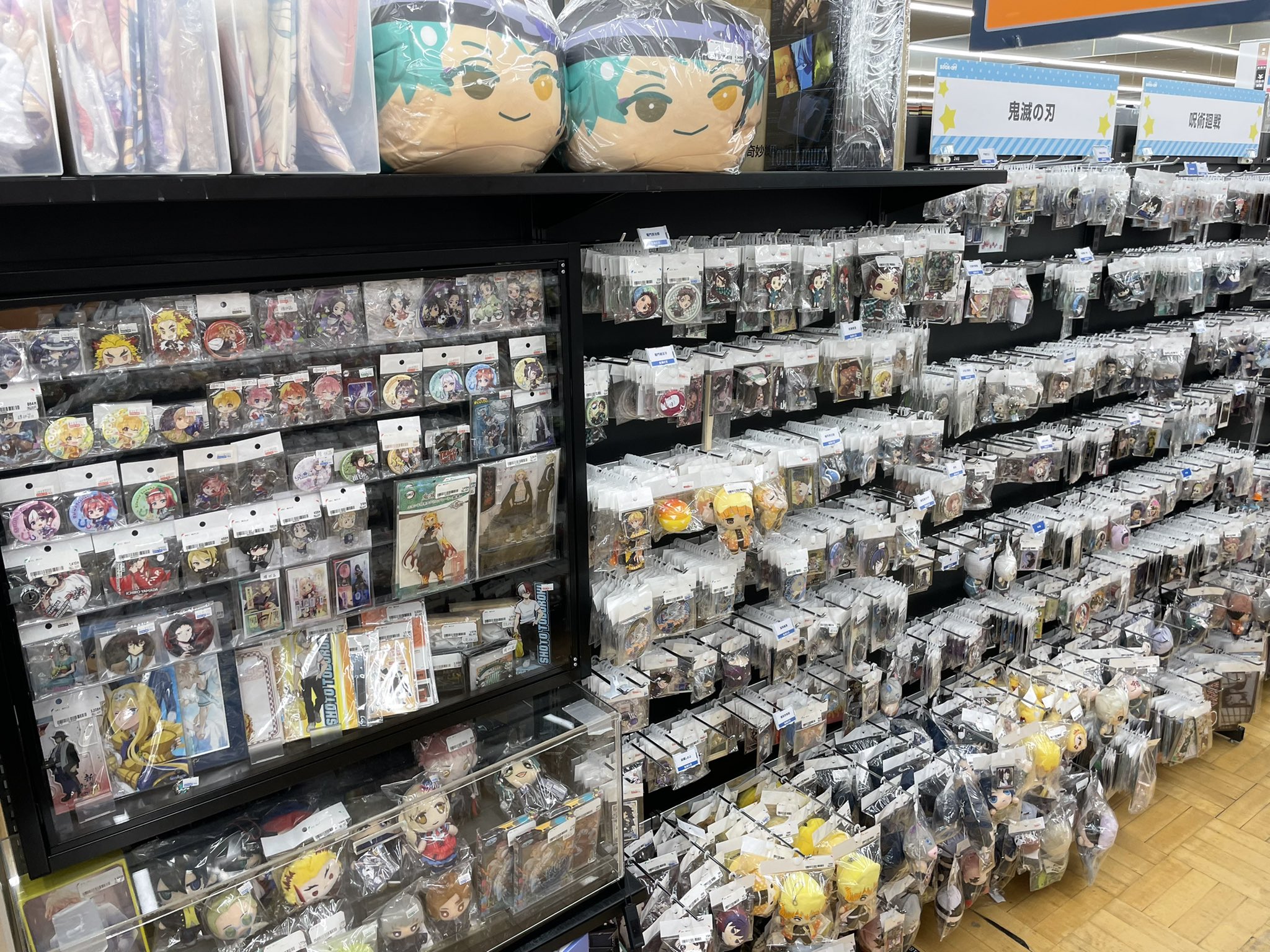 ブックオフカインズモール名古屋みなと店 おもちゃ トレカ オススメ売場のコーナー 名古屋みなと店のアニメグッズコーナーが 新しく生まれ変わりました コンテンツごとの見出しがついて みやすくて探しやすい 圧倒的なボリュームも 勿論健在