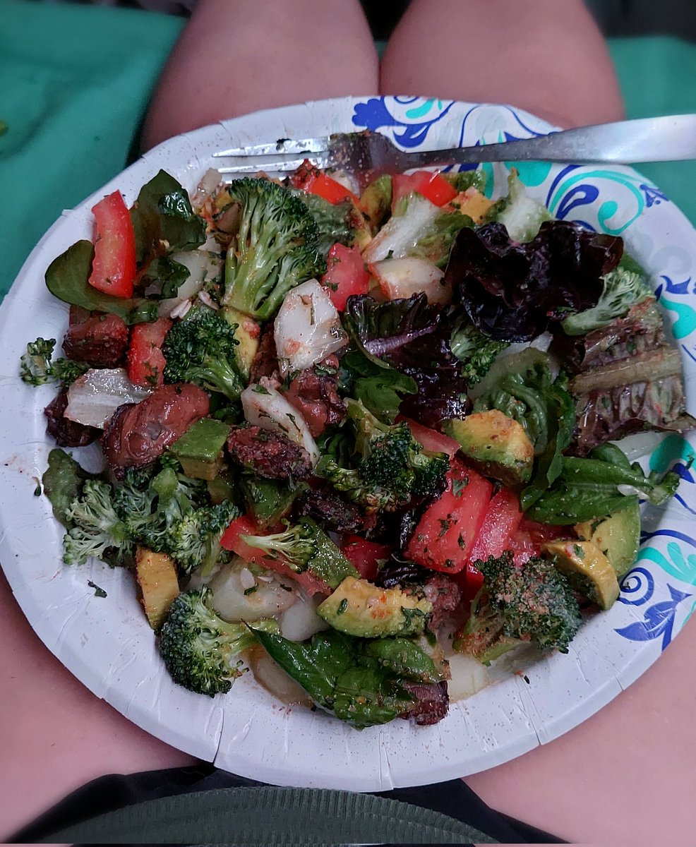 eatsleeprvrpt's tweet photo. A simple raw salad with smoked oysters is enough to make us happy tonight. Light, refreshing and packed with flavor. 🤤
#rvlife #roadtrip #truckbedcamping #simplesalad #eatyourcolors https://t.co/IJyoLLzmOl