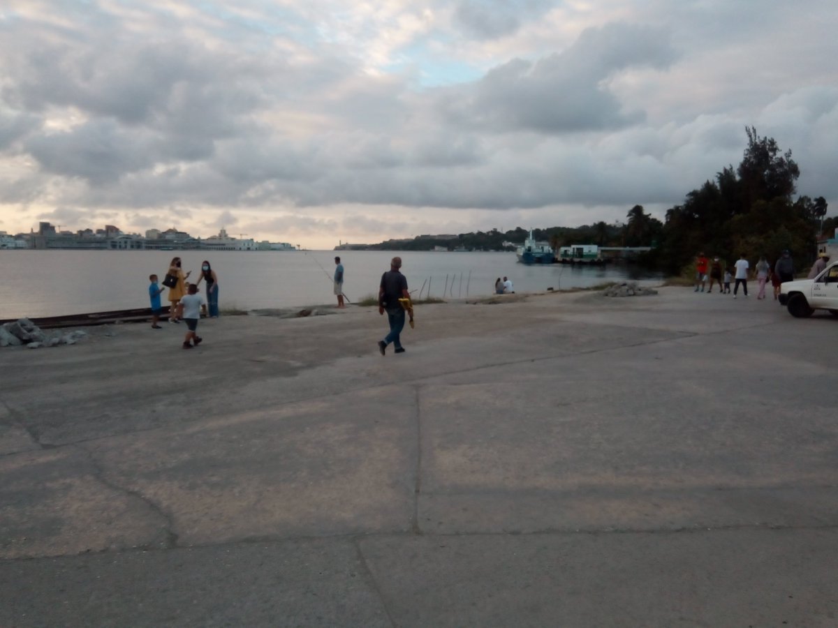 Hoy en la #14BienaldelaHabana fueron inagurados dos importantes proyectos en espacios públicos capitalinos:'Malecón Temporal'  de Felipe Dulzaides en Regla y 'Manifiesto' de Kcho en Playa.
La #bienaldelaHabana en el barrio.
#CubaEsCultura
#CubaViveEnElBarrio
#CubaViveyAbraza