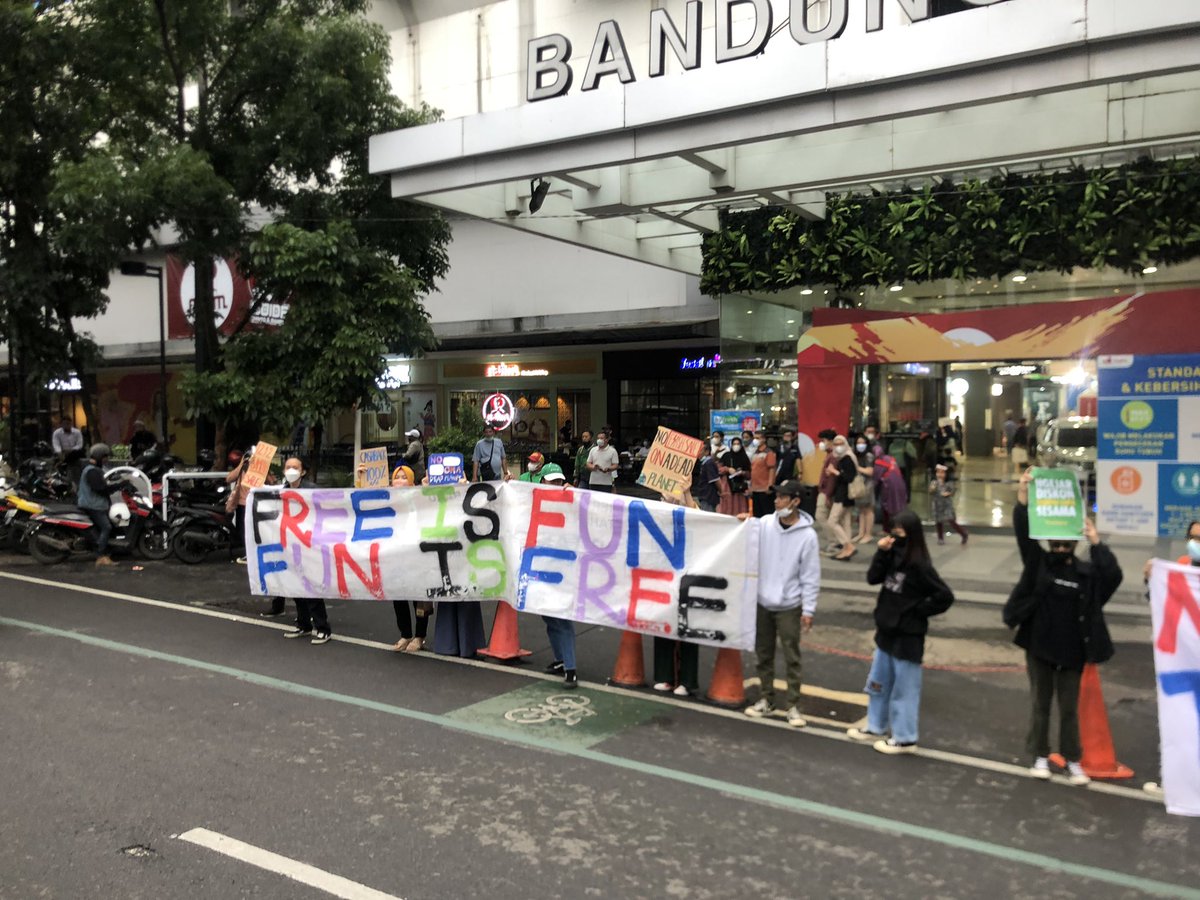 PasargratisBdg's tweet photo. Minggu, 12 Desember 2021. “Hari Belanja Nasional” dimana pada hari itu masyarakat berbondong-bondong berbelanja bukan karna kebutuhan tetapi keinginan, tak bisa disangkal budaya kosumerisme itu dampaknya pun di rilis. https://t.co/QEy4UPX3Ic