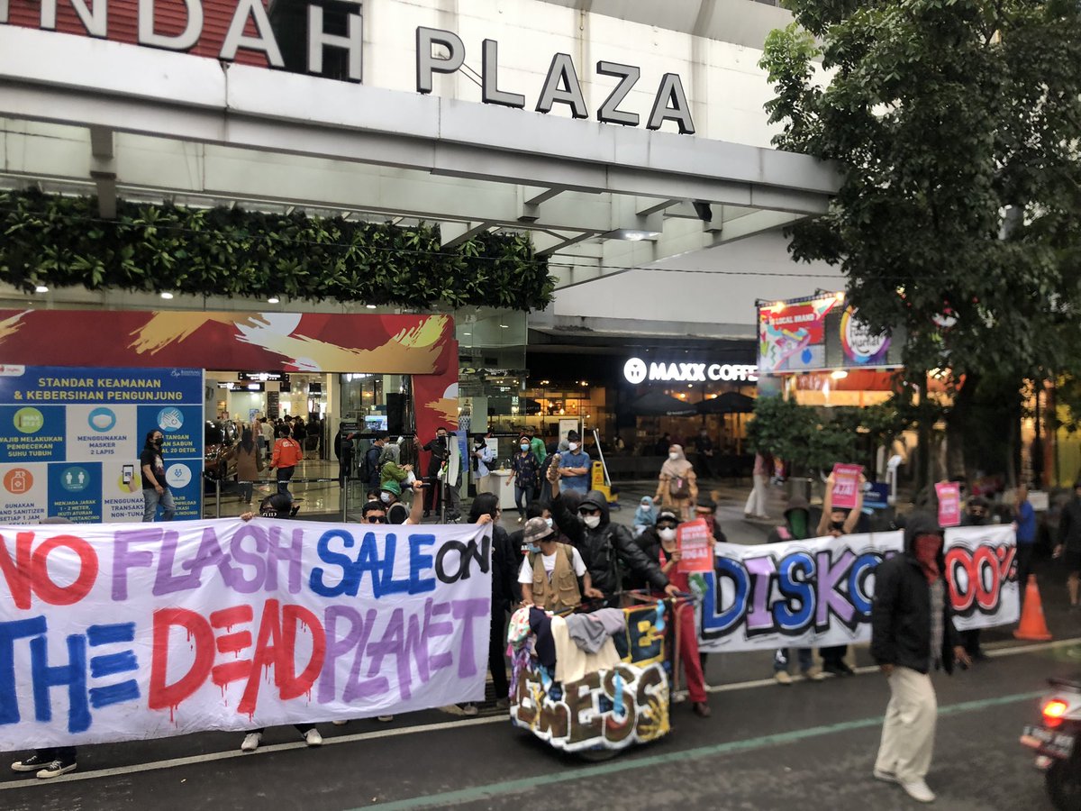 PasargratisBdg's tweet photo. Minggu, 12 Desember 2021. “Hari Belanja Nasional” dimana pada hari itu masyarakat berbondong-bondong berbelanja bukan karna kebutuhan tetapi keinginan, tak bisa disangkal budaya kosumerisme itu dampaknya pun di rilis. https://t.co/QEy4UPX3Ic