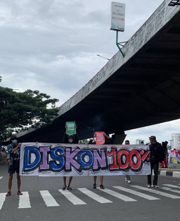 PasargratisBdg's tweet photo. Minggu, 12 Desember 2021. “Hari Belanja Nasional” dimana pada hari itu masyarakat berbondong-bondong berbelanja bukan karna kebutuhan tetapi keinginan, tak bisa disangkal budaya kosumerisme itu dampaknya pun di rilis. https://t.co/QEy4UPX3Ic