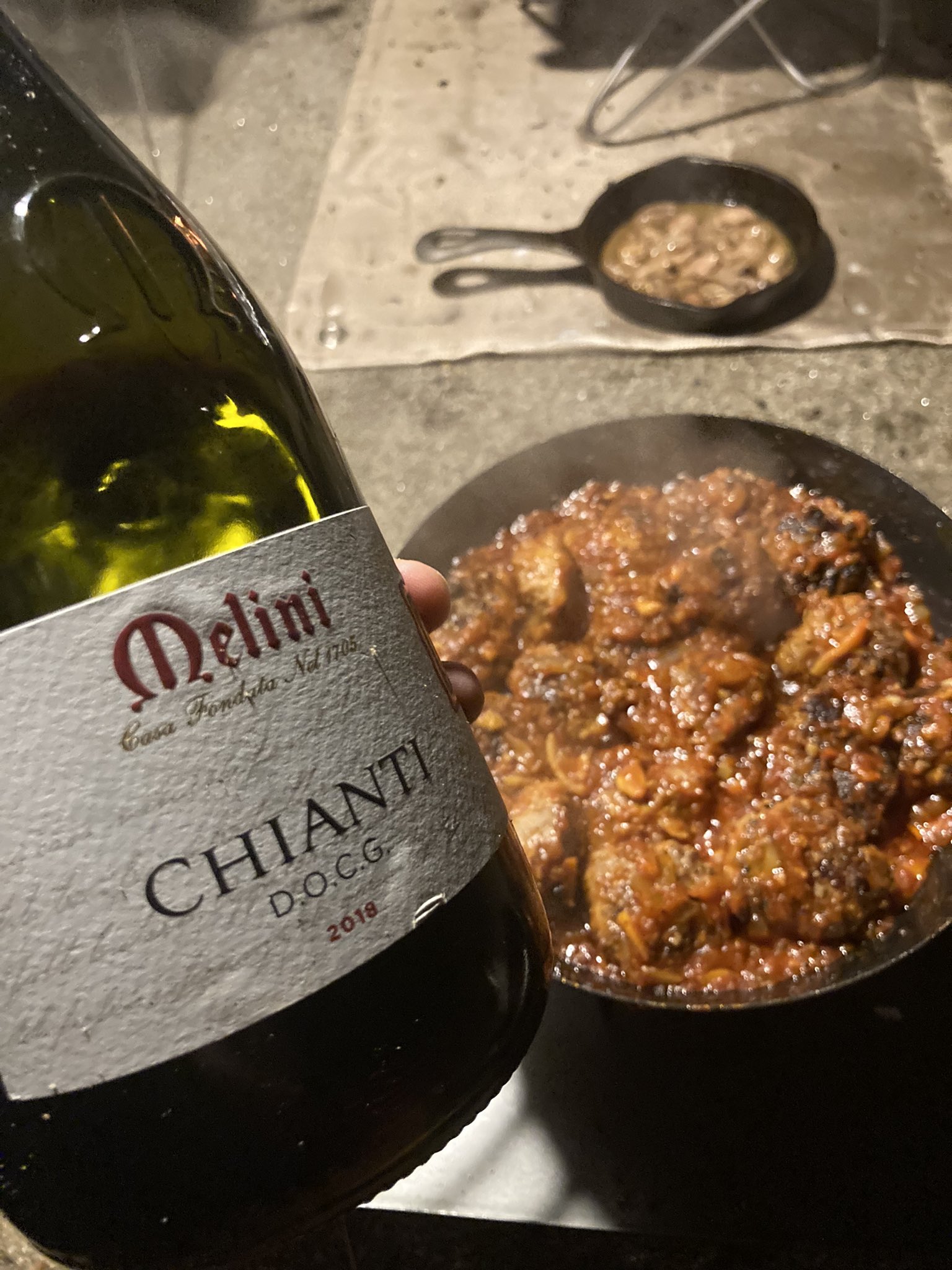 Amot ワイン勉強応援 キャンプワイン キャンティ 手作りミートボールからのパスタ チェリー やカシスなどの甘やかな香りが印象的で 酸味も心地よく 肉料理とのペアリングはゴクゴクモリモリ無限ループ キャンプ飯 キャンプワイン ワイン