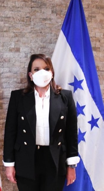 YamiGonzalesj's tweet photo. Que bonita mi presidenta @XiomaraCastroZ se que va luchar con todo y contra todos para sacar adelante nuestro país, tiene el apoyo del pueblo para hacerlo 😍😍 https://t.co/aiafmcppyP