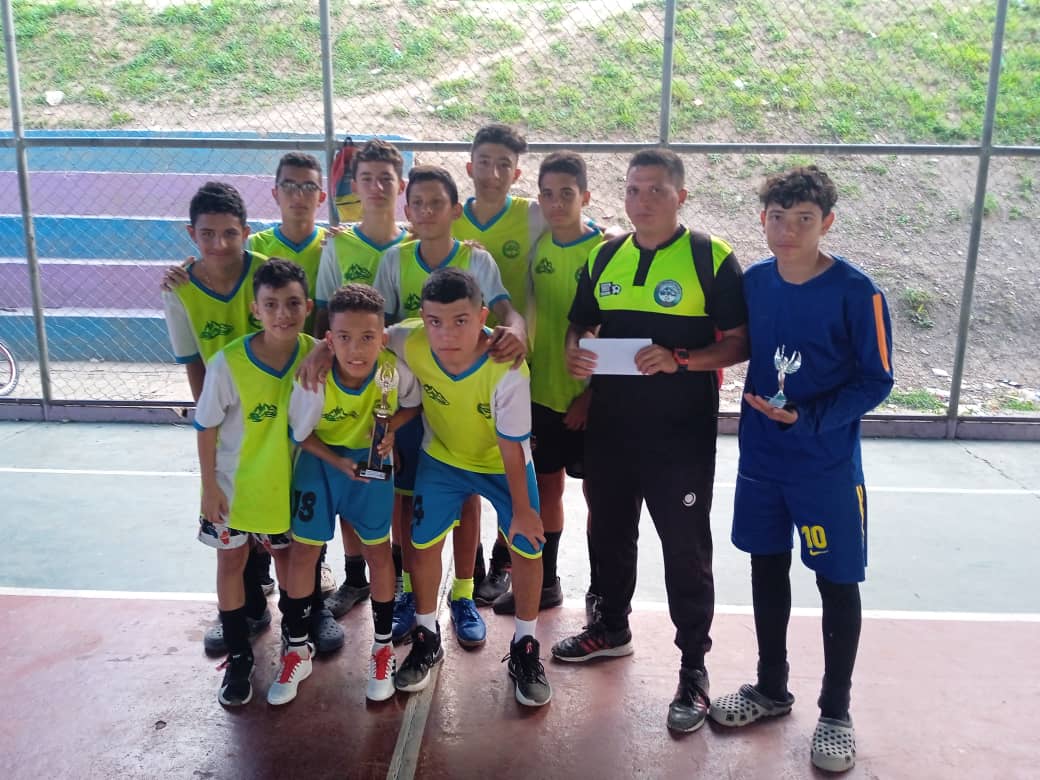 MarcaDeportAG's tweet photo. #Domingo #12Dic
Torneo Estadal Inter Clubes #FutbolSala Menor 
La Vega Stadium
Final Sub16
⚽Academia Clase 2020 vs Academia ST11 
🏆Academia Clase 2020
Final Sub18
Escuela Yoel Daboin vs Escuela San Lázaro
🏆Escuela Yoel Daboin
Árbitros
Richard Dávila
José Linares
Jordan Santos https://t.co/6eaBIDgoDk