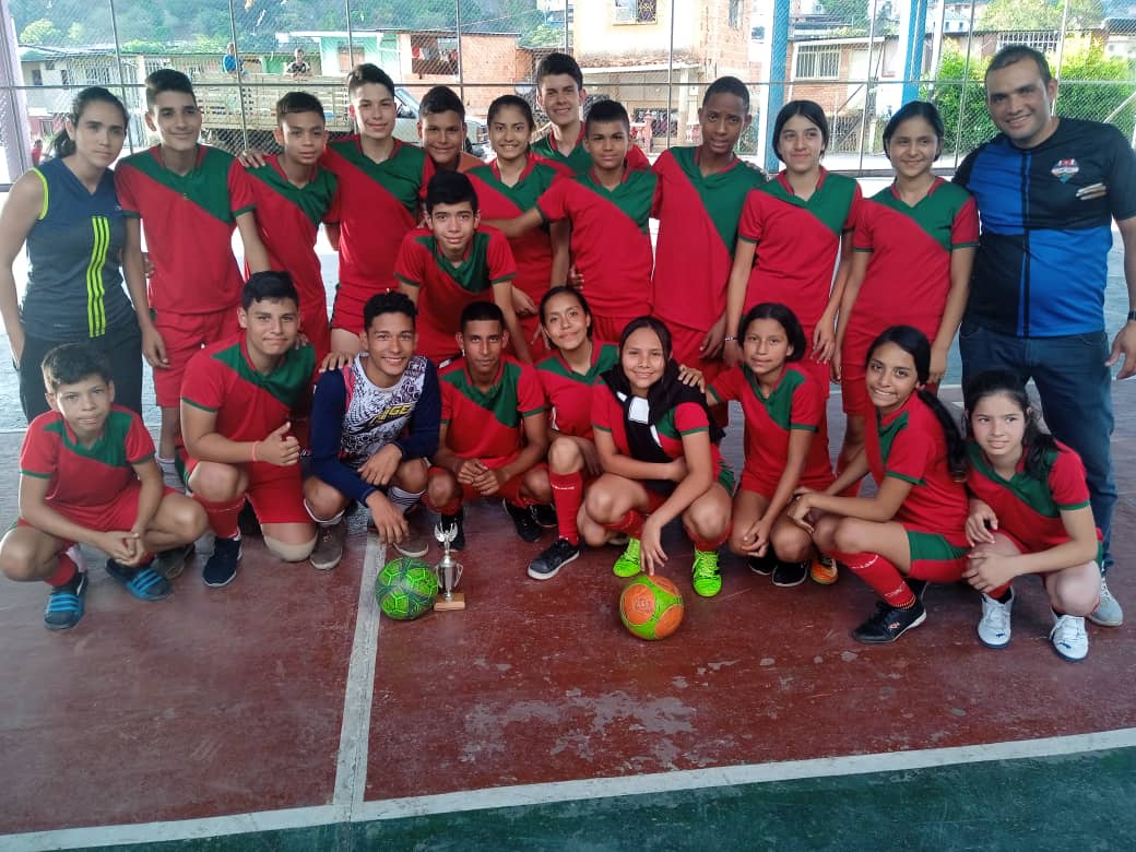 MarcaDeportAG's tweet photo. #Domingo #12Dic
Torneo Estadal Inter Clubes #FutbolSala Menor 
La Vega Stadium
Final Sub16
⚽Academia Clase 2020 vs Academia ST11 
🏆Academia Clase 2020
Final Sub18
Escuela Yoel Daboin vs Escuela San Lázaro
🏆Escuela Yoel Daboin
Árbitros
Richard Dávila
José Linares
Jordan Santos https://t.co/6eaBIDgoDk