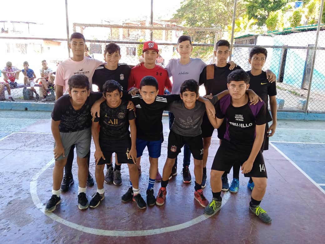MarcaDeportAG's tweet photo. #Domingo #12Dic
Torneo Estadal Inter Clubes #FutbolSala Menor 
La Vega Stadium
Final Sub16
⚽Academia Clase 2020 vs Academia ST11 
🏆Academia Clase 2020
Final Sub18
Escuela Yoel Daboin vs Escuela San Lázaro
🏆Escuela Yoel Daboin
Árbitros
Richard Dávila
José Linares
Jordan Santos https://t.co/6eaBIDgoDk