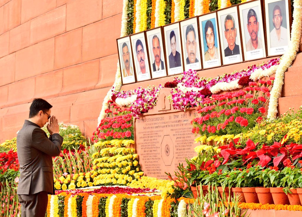 KirenRijiju's tweet photo. I pay my tributes to the martyrs who laid down their lives while protecting the temple of our democracy during 2001 Parliament attack. We will always remain indebted to the sacrifices of our bravehearts🙏#ParliamentAttack https://t.co/LzDsVHBIqw