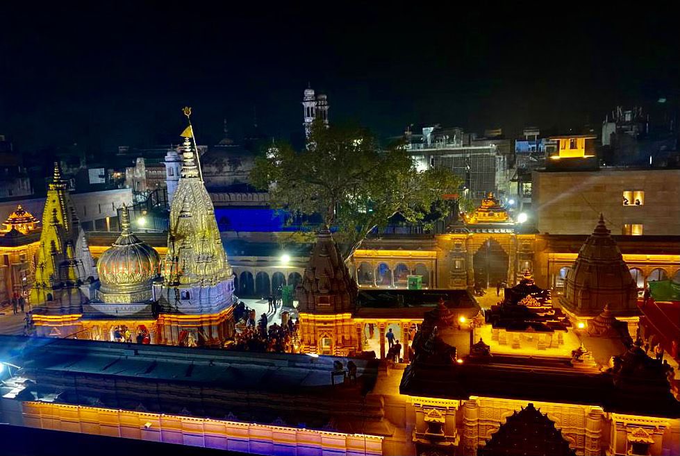 punjabi2kumar's tweet photo. कोई पूंछे कि धरती पर स्वर्ग कहां है?
तो आप 'काशी' बता देना ❣️🚩
काशी विश्वनाथ की बदलती तस्वीर
#KashiVishwanath 
#DivyaKashiBhavyaKashi https://t.co/LMJOzL6C5Y