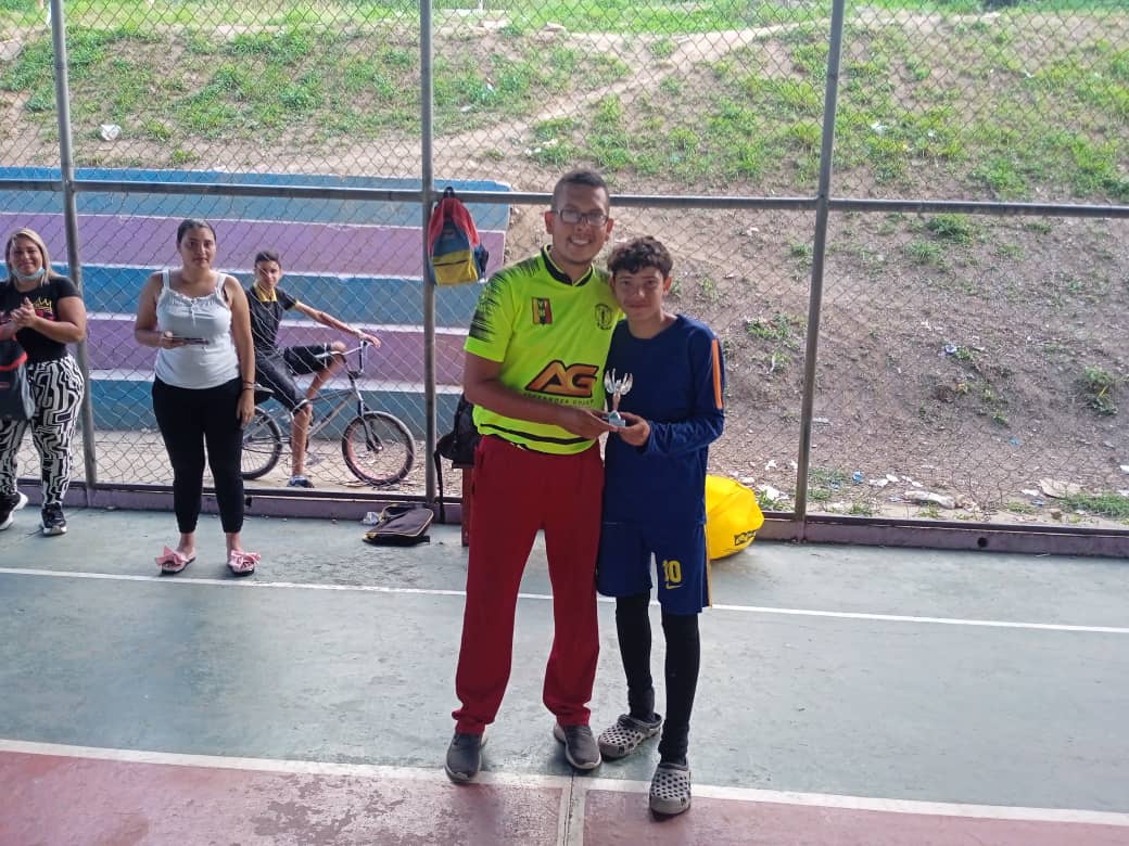 MarcaDeportAG's tweet photo. #12Dic Reconocimiento #MVP  el jugador más valioso 
Torneo Estadal Inter Clubes Fútbol Sala Menor 
🇻🇪⚽⚽🏆⚽⚽🇻🇪

#VacunacionYPrevencion 
#TrujilloTieneDeporte
#ElAbodadoDelDeporte
@MarcaDeportAG https://t.co/jV3rtE13Kv