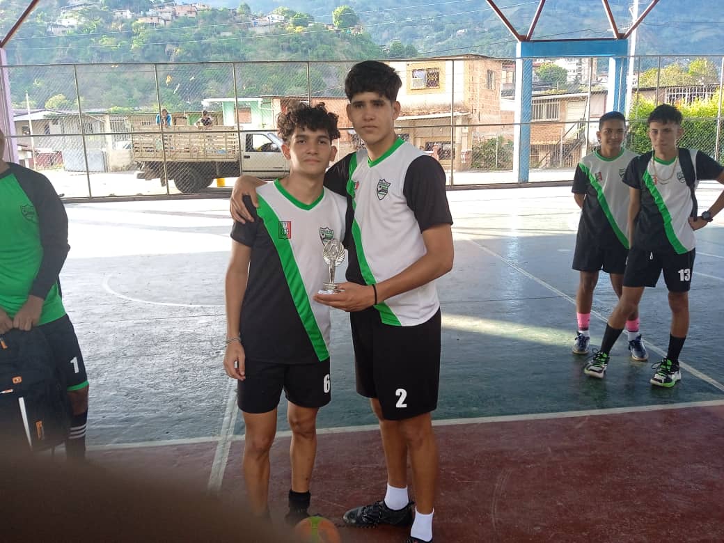 MarcaDeportAG's tweet photo. #12Dic Reconocimiento #MVP  el jugador más valioso 
Torneo Estadal Inter Clubes Fútbol Sala Menor 
🇻🇪⚽⚽🏆⚽⚽🇻🇪

#VacunacionYPrevencion 
#TrujilloTieneDeporte
#ElAbodadoDelDeporte
@MarcaDeportAG https://t.co/jV3rtE13Kv