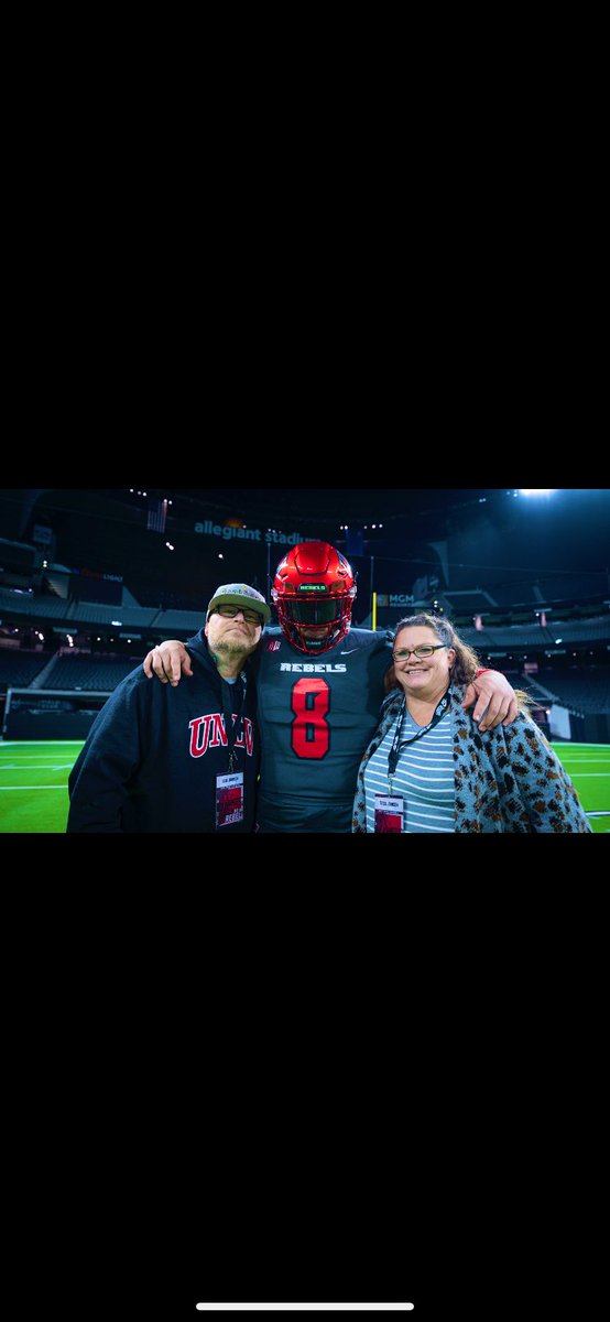 Dariusjohnson_8's tweet photo. Had an amazing Official Visit in Las Vegas‼️ Thank you to all the coaches for hosting my family and I showing us the great culture and elite facilities❤️🖤 #KillerInstinct 

@coacharroyo @CoachChadK45 @LarryGrant95 @ShelbyMac_UNLV @unlvfootball https://t.co/Cl6aszVclZ