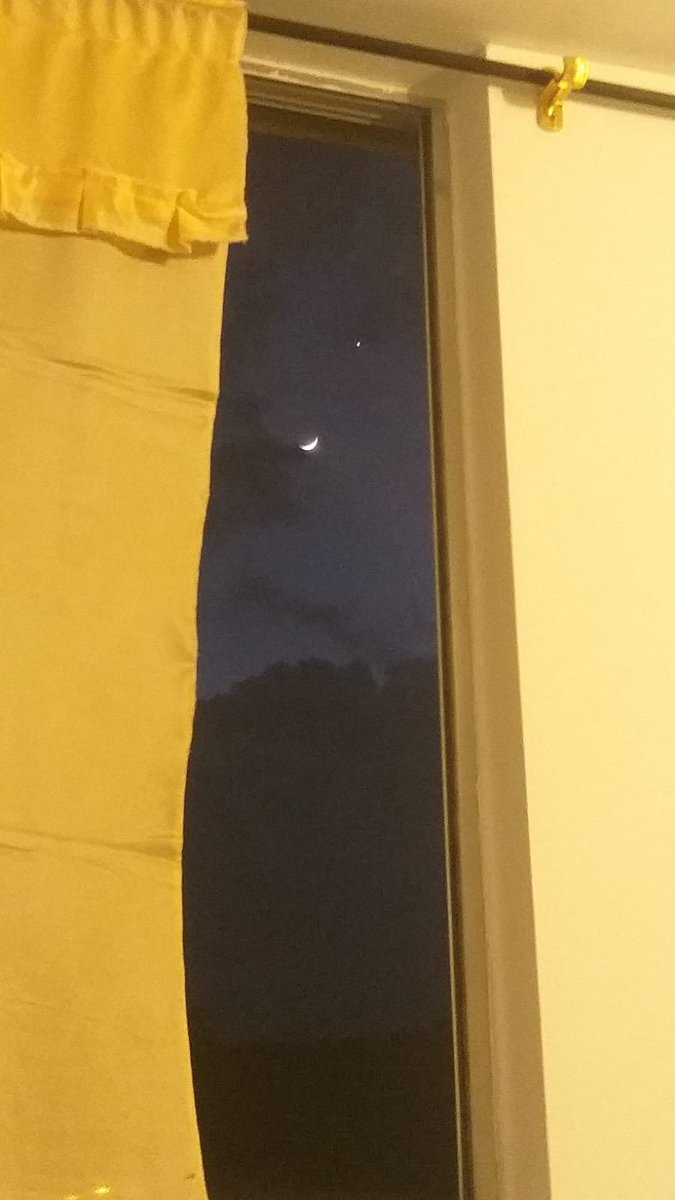 tellmegi's tweet photo. 😶‍🌫️  La luna bien posuda, hace unos días 😅 https://t.co/4HyK8GU1wP