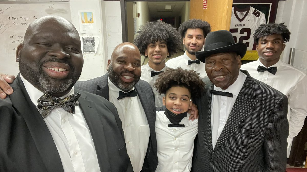Dr_RNivens's tweet photo. Roosevelt Nivens Sr is the GREATEST man I know &amp; I couldn't help but to snap a selfie with 3 generations of Nivens men. Next to me is my big brother Vic, his 3 boys, and my son, Roosevelt Nivens III. #FamilyIsEverything #GenerationalBlessings https://t.co/Fcz2qgkvgP