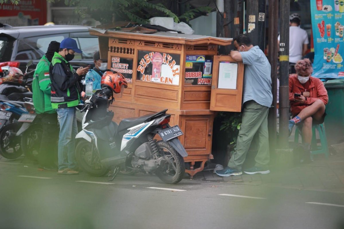 Penyuka_ombak's tweet photo. Niat nya sih candid camera, tetep aja pada cuek liat ada laler nempel di gerobak. https://t.co/MNAqnb4UVn