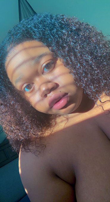 Just wanted to show y&rsquo;all my hair thriving 🥺 https://t.co/NfAjblsA52