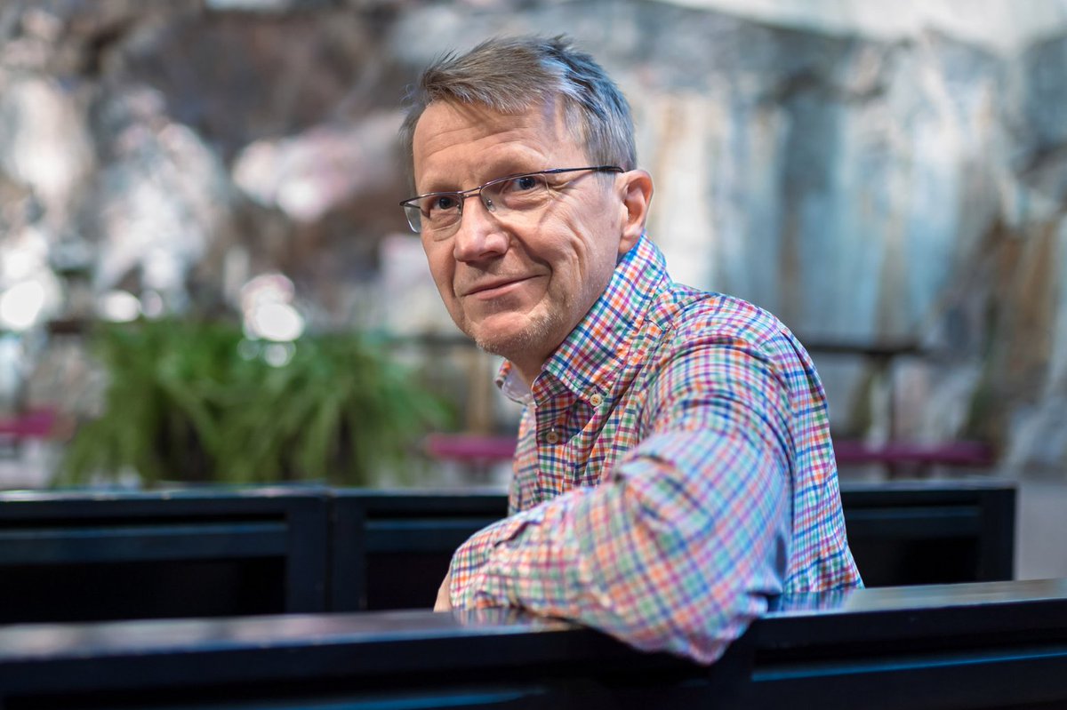 Karvalakkioopperan säveltää kuusamolaislähtöinen Tapio Tuomela, jolle teos on neljäs täysimittainen oopperasävellys. Tapio Nykänen tapasi säveltäjä Tapio Tuomelan tämän Helsingin kodissa, jonne Tuomela saapui suoraan Karvalakkioopperan koelaulutilaisuudesta. #karvalakkiooppera