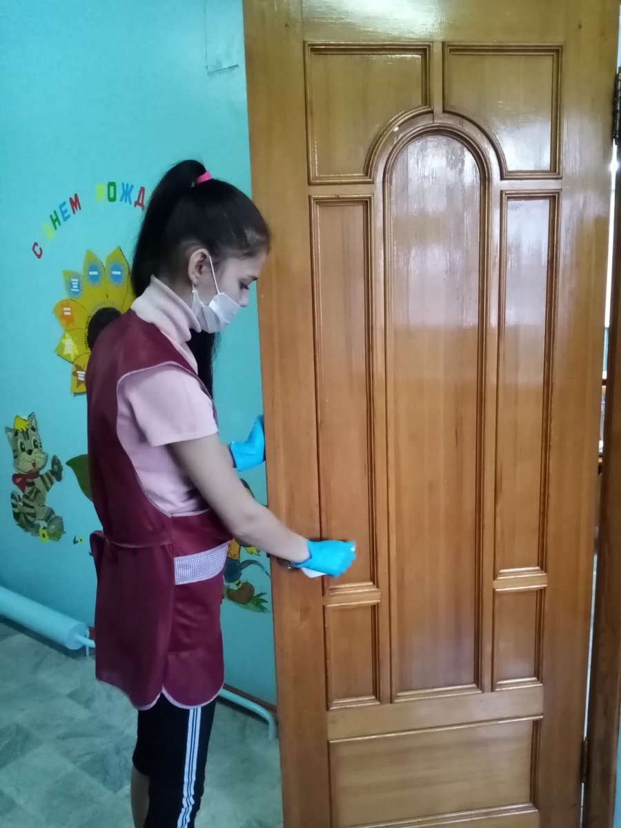 В  ГБОУ начальная школа №1 с.Хворостянка  проводятся  необходимые противоэпидемиологические мероприятия, включающие в себя уборку всех помещений с применением дезинфицирующих средств, с обработкой всех контактных поверхностей.