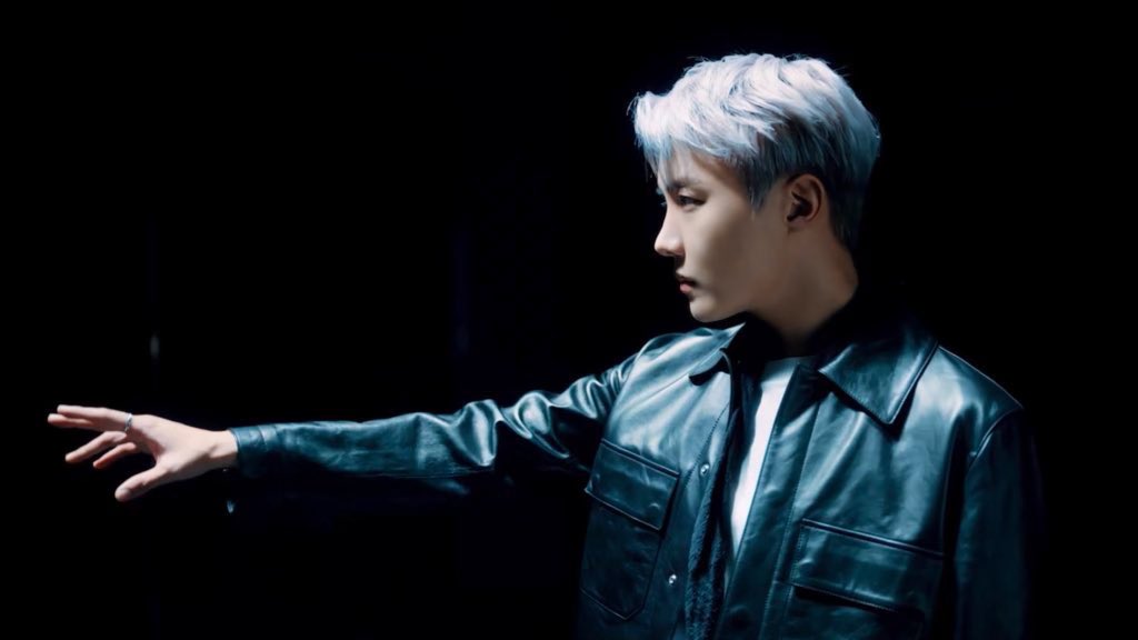 hope__of's tweet photo. 이 머리와 착장을 사진으로만 앓아야 한다는거.. 너무 슬프지 않냐고. .무려 가죽자켓에 실버블루바이올렛의 머리색인데 지금 이걸 이 이상한곳에서만 했다는게 너무 화가나😭 https://t.co/fat552bWDv