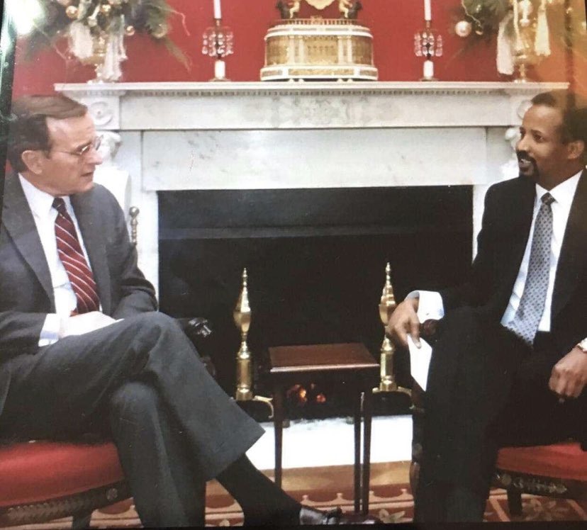 SomaliArchivez's tweet photo. Somalia’s Ambassador to the United States of America, Ambassador Abdikarim Aw Ali Omar presenting his credentials to president George H.W. Bush in 1989. 

🇸🇴 🇺🇸 #Somalihistory #WhiteHouse https://t.co/bvzrRvYF08
