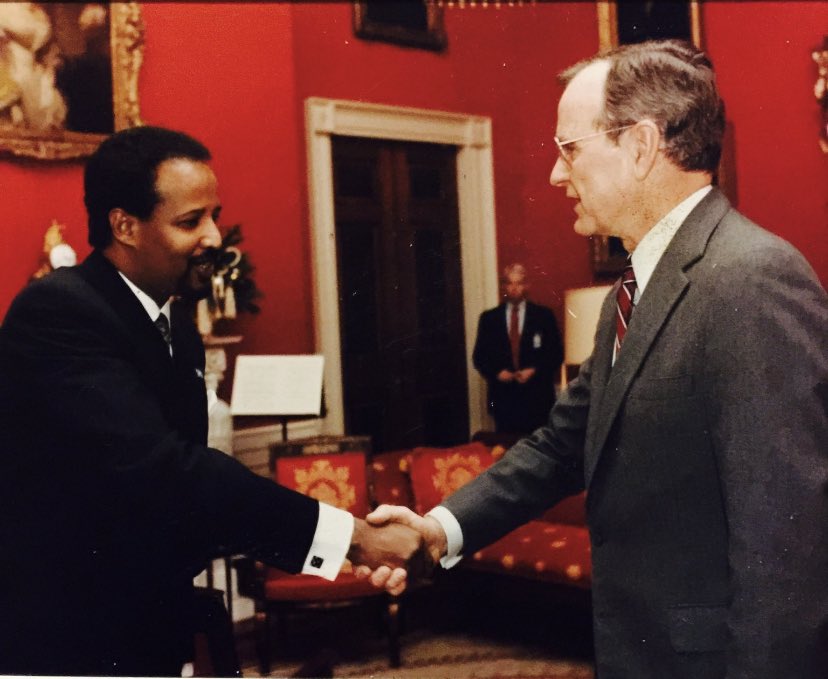 SomaliArchivez's tweet photo. Somalia’s Ambassador to the United States of America, Ambassador Abdikarim Aw Ali Omar presenting his credentials to president George H.W. Bush in 1989. 

🇸🇴 🇺🇸 #Somalihistory #WhiteHouse https://t.co/bvzrRvYF08