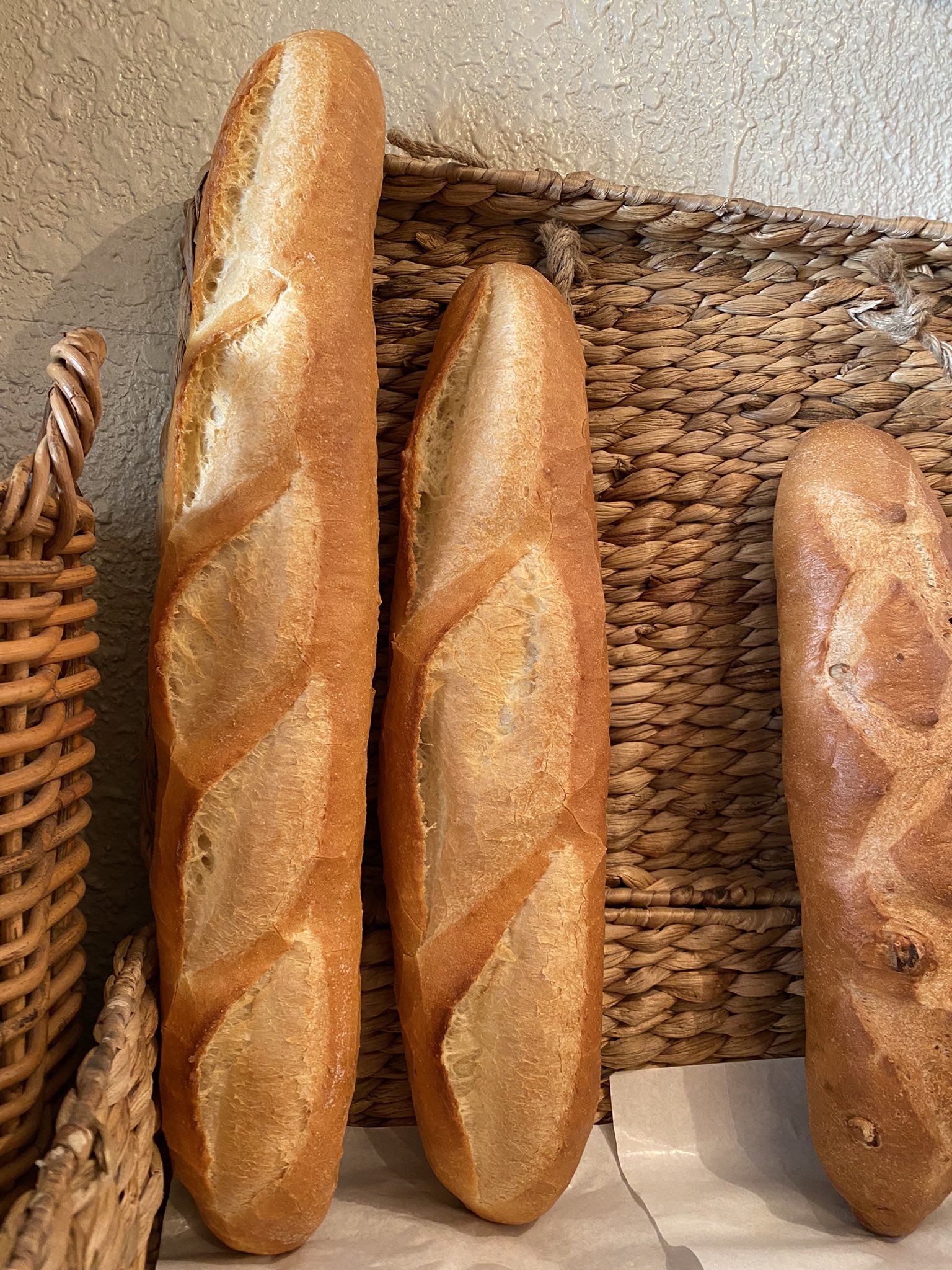 Coffee Bread Main 基本的にはバタール 中 のみ販売しておりますが バゲット 左 は前日までのご注文で焼けます パン屋 中崎町 天満 天神橋筋六丁目 天五中崎商店街 おいでやす通り 扇町 マイン Main Melk Main 無添加 長時間発酵 コーヒー