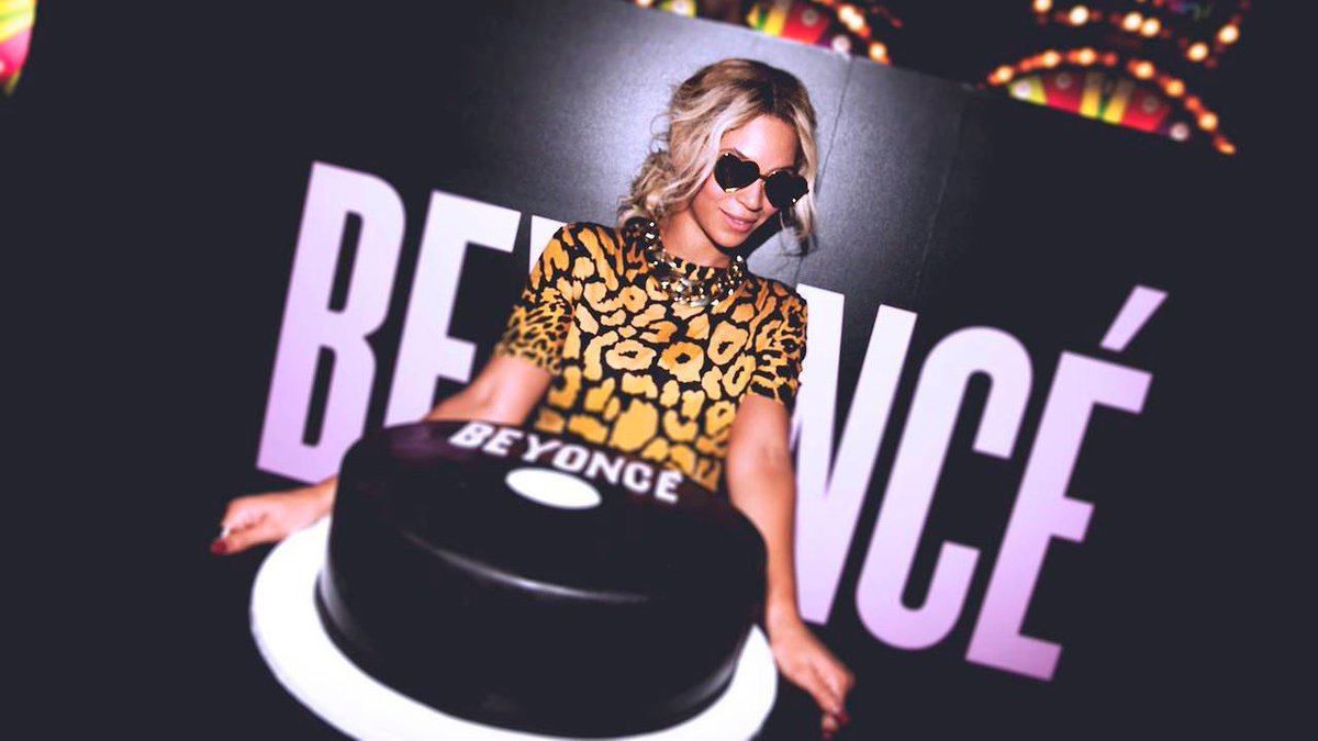 bchartsnet's tweet photo. BEYONCÉ. O que você estava fazendo no dia 13 de dezembro de 2013? Destrinchamos como a artista gravou os vídeos que mudaram a indústria com o lançamento do álbum surpresa. Curiosidades e bastidores do impossível: manter o segredo.

Concepção visual do self-titled - A THREAD 🖤⬇️ https://t.co/9pRzULLowh