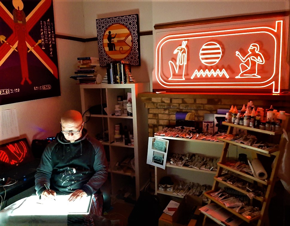 FromTheAither's tweet photo. Australian Kemetic occult artist Setken / @WingedPhysique at work in his studio. 📸🪔🎨
You can learn all about Setken, his art, life and religious practice in our extensive interview with him via the link below👀💬:
https://t.co/gkhWDPQ4yO
#Setken #KemeticArt #Kemetism https://t.co/7Zt0YE8DOE