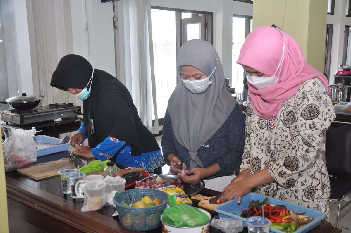 bbpbapjpr's tweet photo. lomba masak menu ikan oleh DWP BBPBAP Jepara dlam rangka Semarak Dirgahayu HUT Dharma Wanita Persatuan Ke 22
#HUTDWP
#DharmaWanitaPersatuan
#SahabatBudidaya
#AkuakulturUntukMasaDepan #akuakulturberkelanjutan https://t.co/OWMCFDsgsP