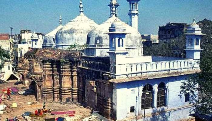 KanchanGupta's tweet photo. Before #KashiVishwanathCorridor the temple was lost in festering detritus of encroachments.
It’s hallowed space had been usurped by Gyanvapi Masjid, built after Aurangzeb destroyed the original temple. The mosque remains a monument to Aurangzeb’s horrific crimes against Hindus. https://t.co/gB1TALSZZY