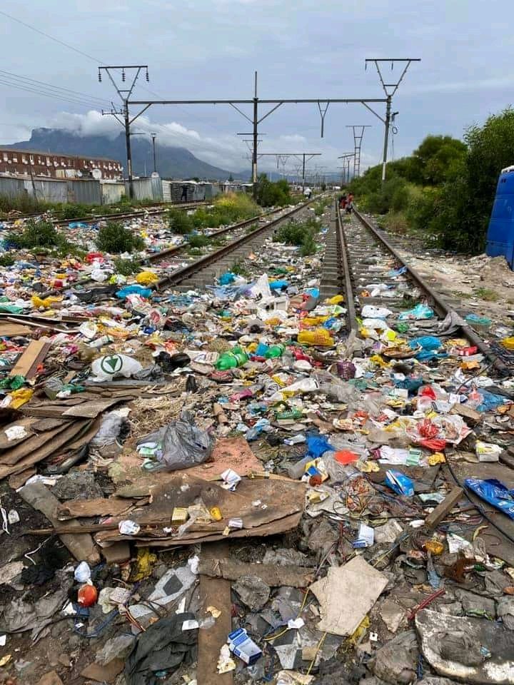 If ever there was ONE picture to summarise South Africa under an incompetent and corrupt ANC mafia regime, THIS IS IT!!