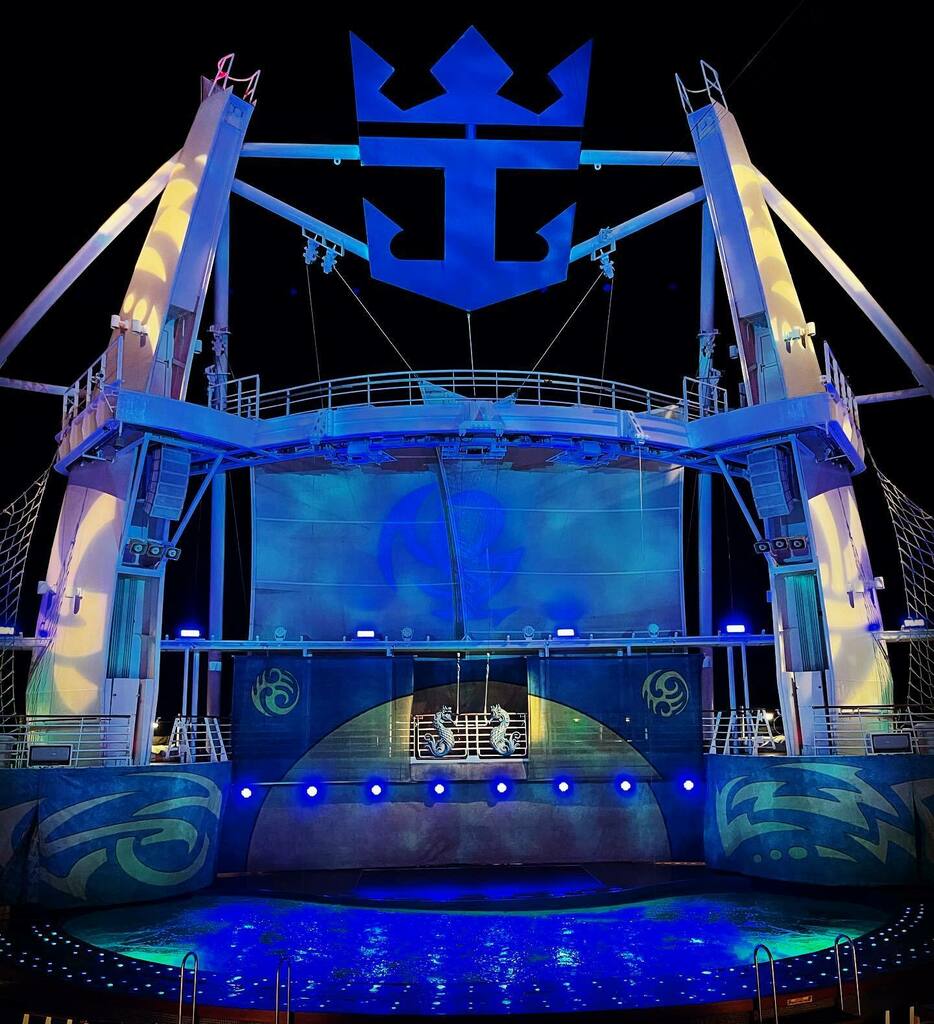 ParoDeeJay's tweet photo. The ship was rocking a bit tonight, but we got to check out #OceanAria, the water show onboard #AllureOfTheSeas… super cool and impressive as always!! :D #RoyalCaribbean #ComeSeek @royalcaribbean https://t.co/60ZiB6ds6i