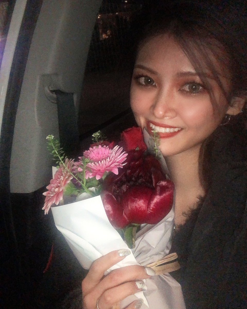rinka_7's tweet photo. 一年記念日は仕事場まで来てくれてお花くれた💐　色々あったけど、いつもありがとう😊 https://t.co/2IMyTLPlqr