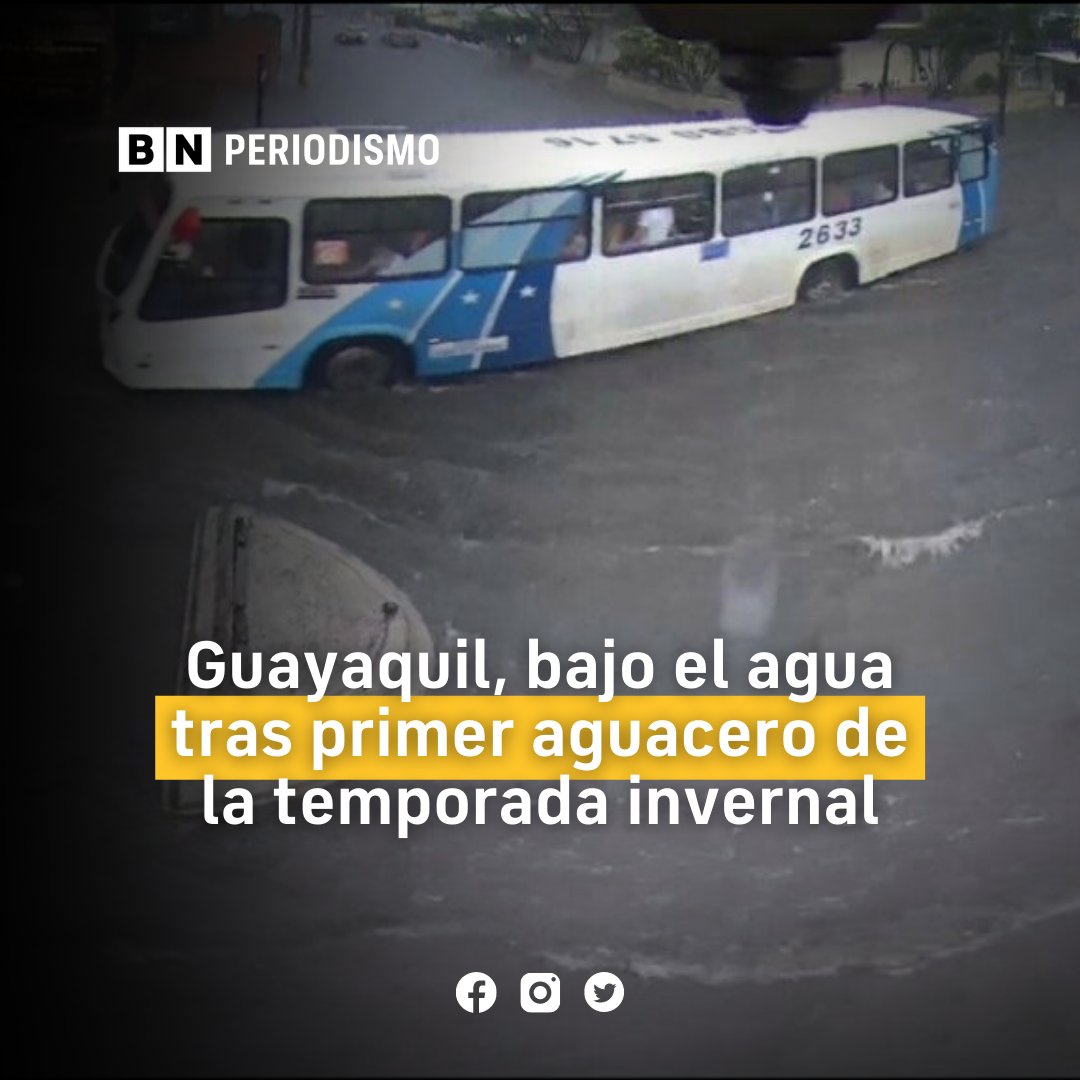 BNPeriodismo's tweet photo. En Guayaquil, las calles se convirtieron en piscinas tras el primer aguacero de la temporada invernal. Las precipitaciones comenzaron cerca de las 16:00. En redes, los usuarios reportaron inundaciones en centros comerciales. Además, criticaron la falta de previsión del Municipio. https://t.co/M17mFFWwYm