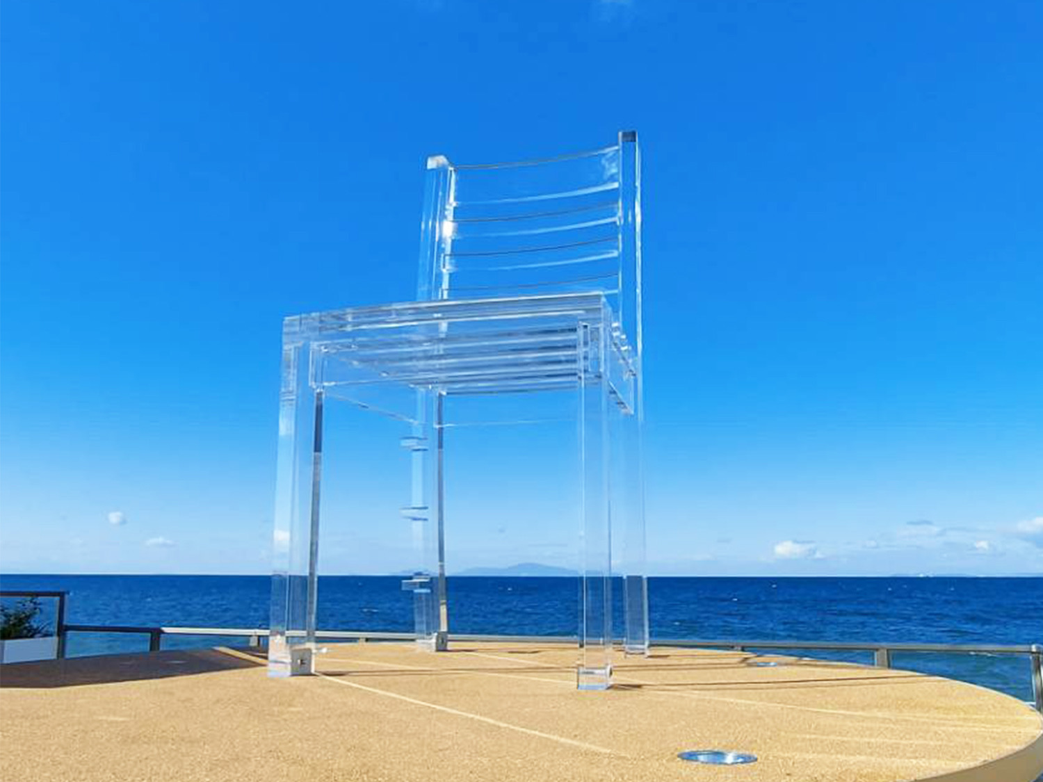 幸せのパンケーキ 公式 幸せのパンケーキ淡路島リゾート 透明 な 幸せの椅子 12 13 座れます レストラン棟のビーチテラス席に設置された 幸せの椅子 は高さ３ｍ 透明 な 幸せの椅子 に座って撮影した写真 は まるで海の上に座っている