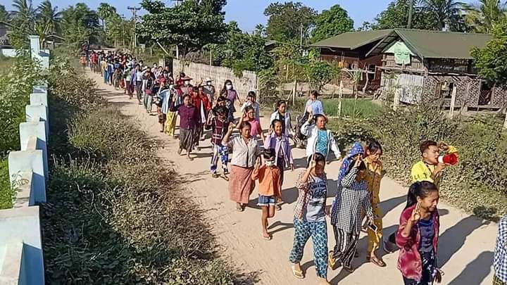 b3rry_y's tweet photo. Local people took part in a rally in Salingyi and Yinmarpin this morning to condemn against the coup rule.

#WarCrimesOfJunta #Dec13Coup
#WhatsHappeningInMyanmar https://t.co/OYR8Bx61x5