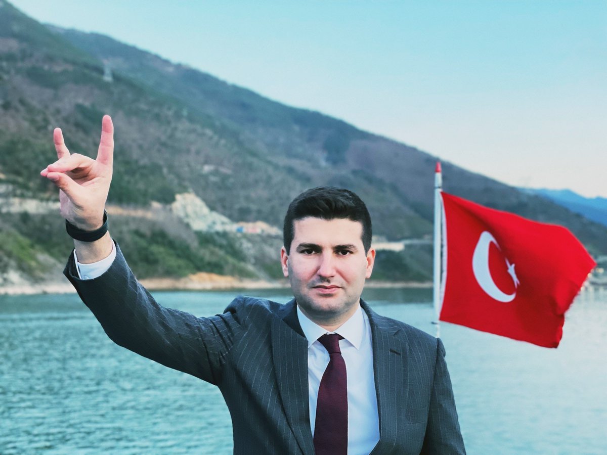 Malazgirt'te Alparslan'ın dilinde
Surlarda Ulubatlı'nın elinde
Çanakkale cihadının yılında
Zemin kan kırmızı ay yıldızı ak
O mübarek bayrak işte bu bayrak
🇹🇷🇹🇷🇹🇷

📌Artvin-Çoruh Nehri

<a href="/ayyildirim1/">Ahmet Yiğit Yıldırım</a>