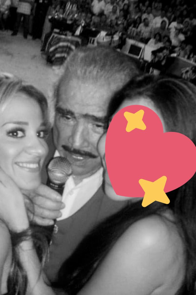 KarinaCatMusic's tweet photo. Gracias por tanto @_VicenteFdez 🕊🥺🤍 el primer intérprete que me movió desde la infancia • Tu legado ya es eterno !🎶 https://t.co/lSPXdddEW0