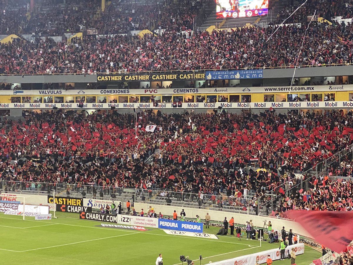MxIdentidad's tweet photo. Luego de 70 años, @AtlasFC se convierte en campeón de la @LigaBBVAMX. El argentino Julio Furch anota el penal que les da el campeonato. https://t.co/s5WDgY2YqH