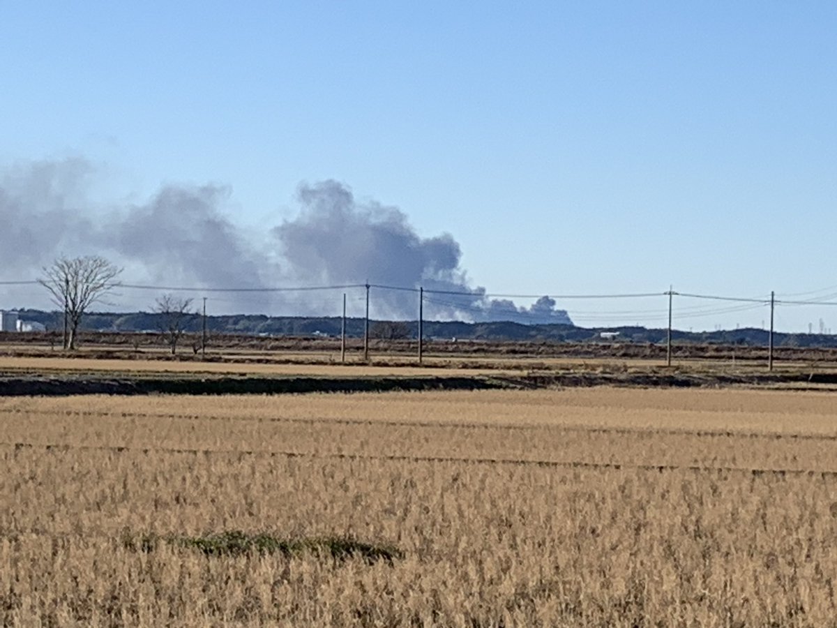 narita09695269's tweet photo. 印西、千葉ニュータウン方面で黒い煙があがっているけど火事かな❓
風が強く吹いてるから心配だなぁ😌
皆さんも火の取り扱いには🔥ご注意くださいませ‼️
#強風
#火事
#印西
#千葉ニュータウン
#街の風景 https://t.co/aCPWB4UJ6o