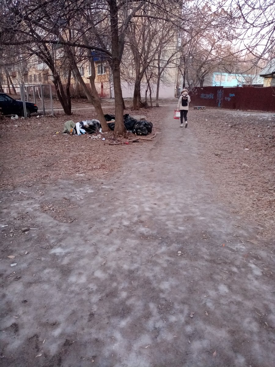 Доброе утро. Уважаемые <a href="/DepGorHozSamara/">Департамент ГХиЭ</a> прошу навести порядок убрать кучи мусора, каждое утро ведём детей в школу 67 через это безобразие. Наведите порядок. Загорская с торца дома Сов. Армия 163 напротив бараков.