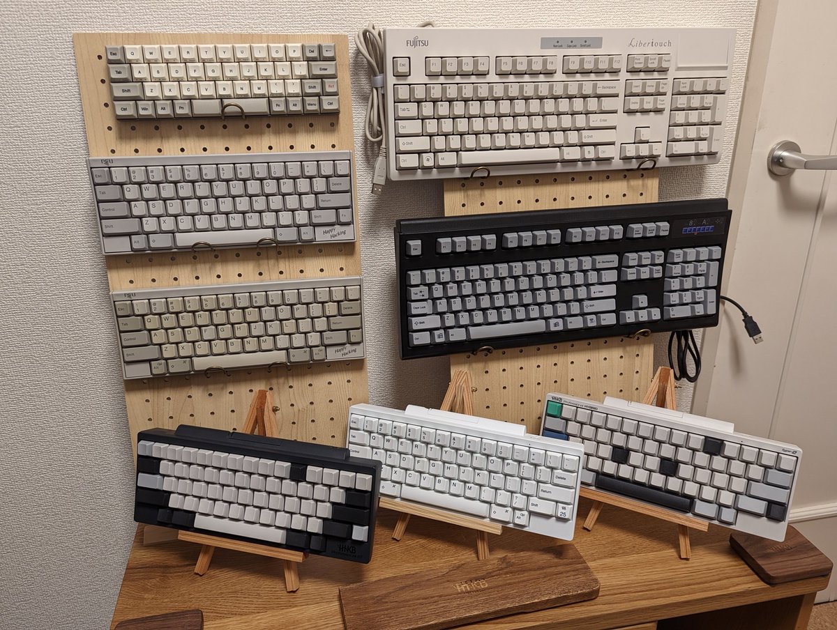 eegozilla_eg's tweet photo. HHKB雪、HHKB Hybrid type-s、HHKB BT、PD-KB01、PD-KB02。そこにバックスプリング式の復刻版のUnicompとLibertoich!
#HHKB #Libertouch #Unicomp https://t.co/dRv2YnTDU7