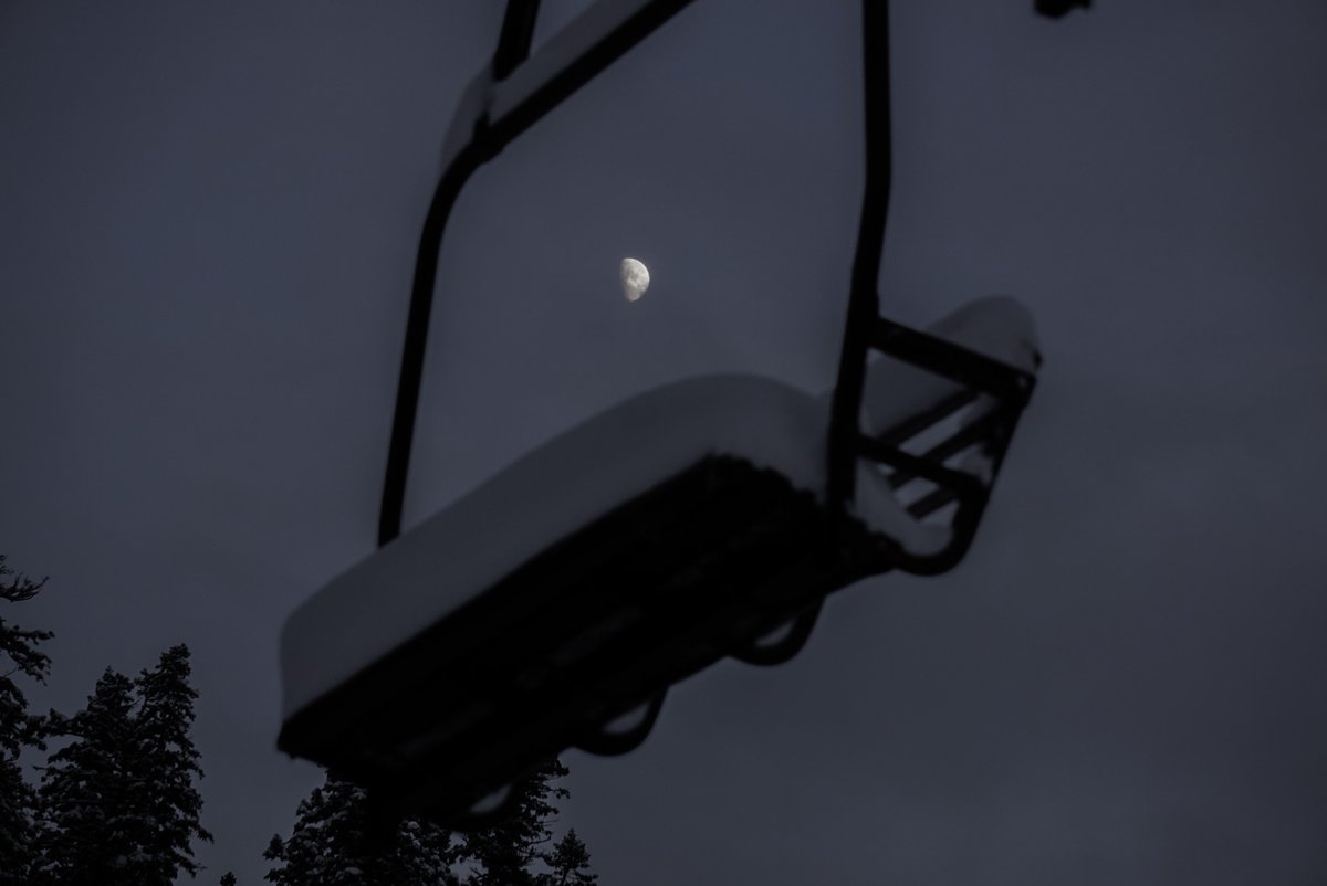 skibluewood's tweet photo. Good night, moon . . .
.
.
.
#nightsky #moon #snow #freshsnow #liftviews #chairlift #skylineexpress #powder #moonlight #goodnight #bluewood #skibluewood #ski #snowboard #daytonwa #pnw #bluemountains https://t.co/2lYDtMsYEP