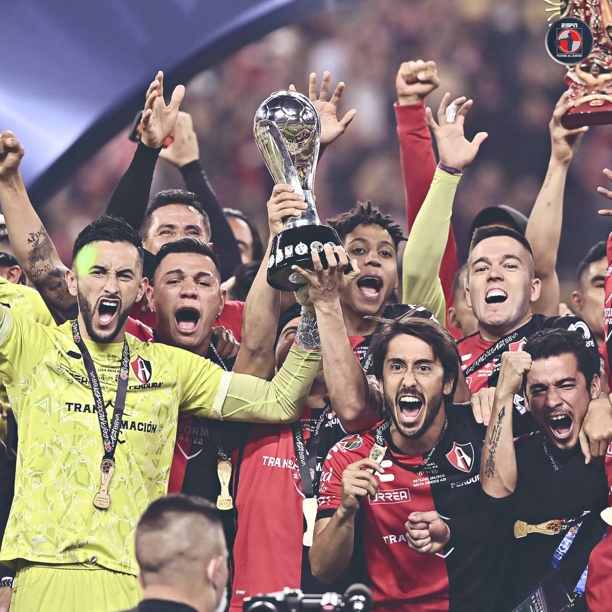 ESPN_FDJ's tweet photo. 🏆 ¡HISTÓRICO CAMPEONATO EN MÉXICO!

🔴⚫ EL ATLAS DE GUADALAJARA ROMPE UNA SEQUÍA DE 70 AÑOS Y SE CORONA CAMPEÓN DE LIGA EN PENALES 🔴⚫

👏 Gigante actuación del Colombiano Camilo Vargas.

https://t.co/H6QyL3SAJS https://t.co/yOUf9SkV07