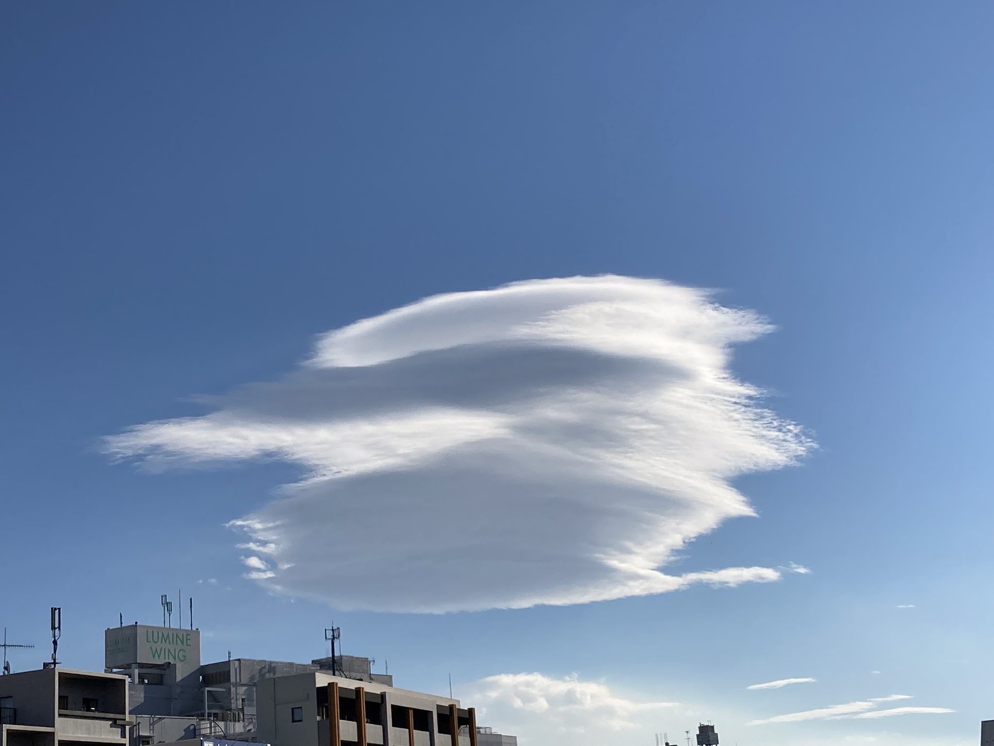 流音りりっく 旧hacoちゃん 当分低浮上 昨日は久しぶりに巣から出て 銀座に行きました その時見た雲が面白くて 大小様々な お皿が積んであるみたい レンズ雲っての いくつも こんな雲がお空に浮かんでました 珍しい雲 T Co