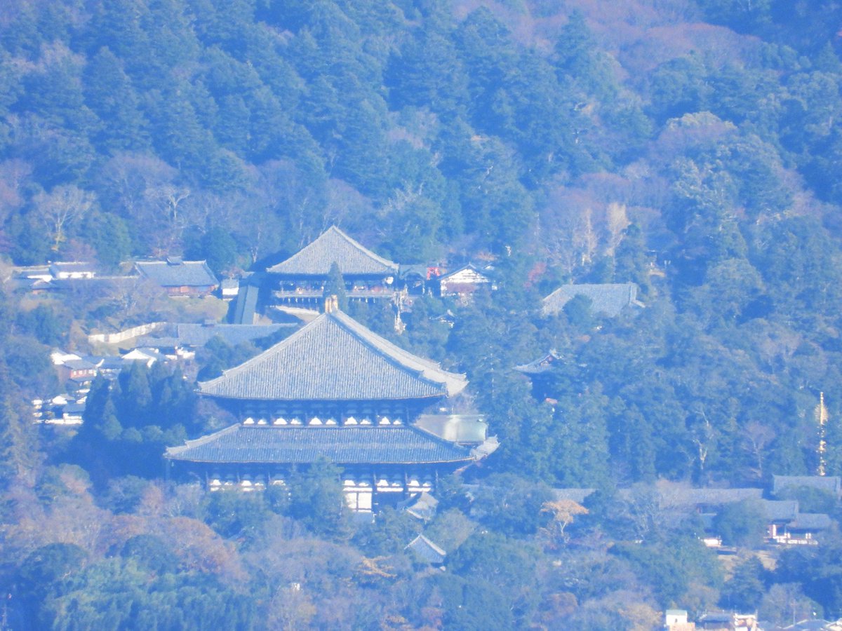 今日は寒くて風が強いですが、その分景色が遠くまで見えてます(*^▽^*)
写真は生駒山上から東大寺大仏殿と二月堂を写したものです。
寒いけどいいこともありますね(≧▽≦)
#生駒山上遊園地
#望遠レンズ
#絶景