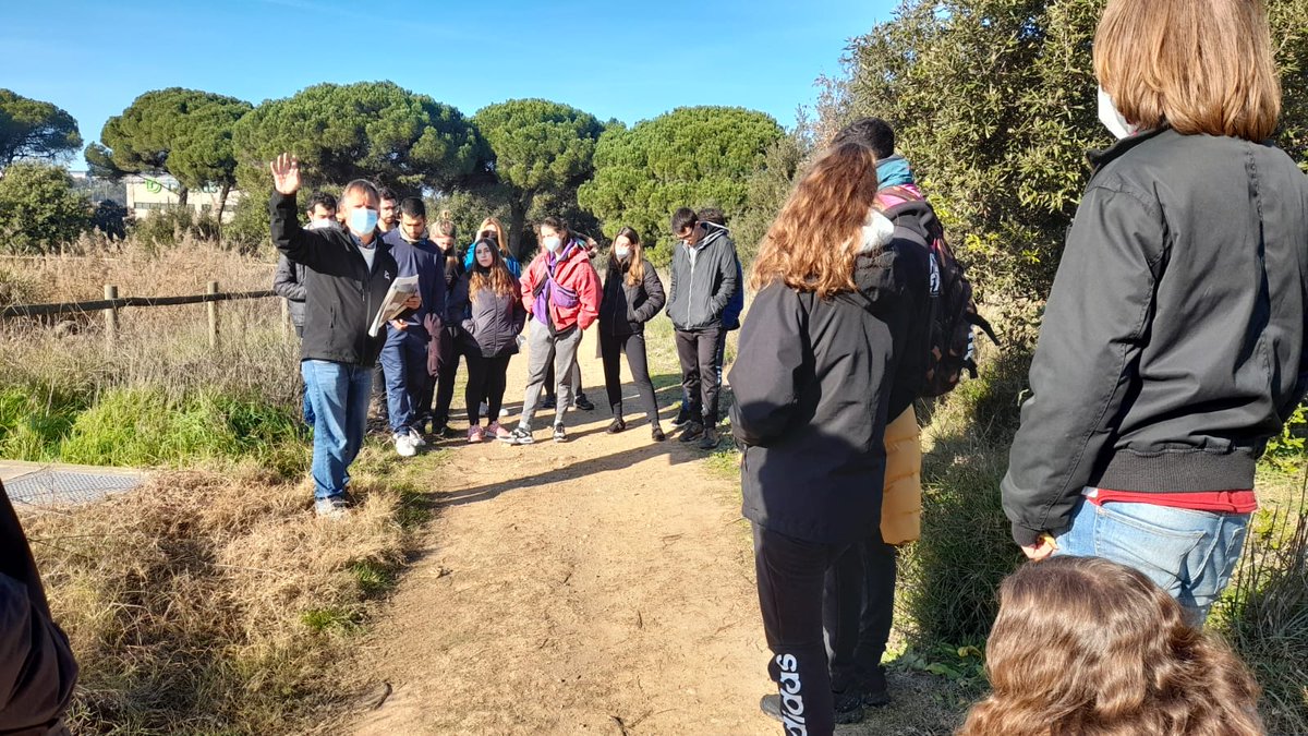 FundacioRivus's tweet photo. 🔝Avui en visita un altre grup de 3r de Biologia Ambiental de l'assignatura Valoració d'Espècies i Ecosistemes @CREAF_ecologia per veure in situ #EDARMontornes, #UrbanRiverLab i els aiguamolls de #CanCabanyes.
✅També parlem sobre els bioindicadors al riu #Congost.
@ObsRivus https://t.co/QU0fs6shCG